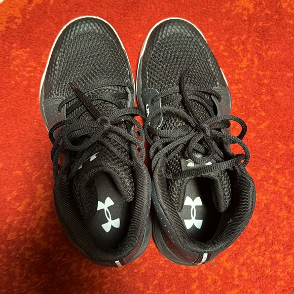 Under armor boys shoes 5.5 - Picture 2 of 6